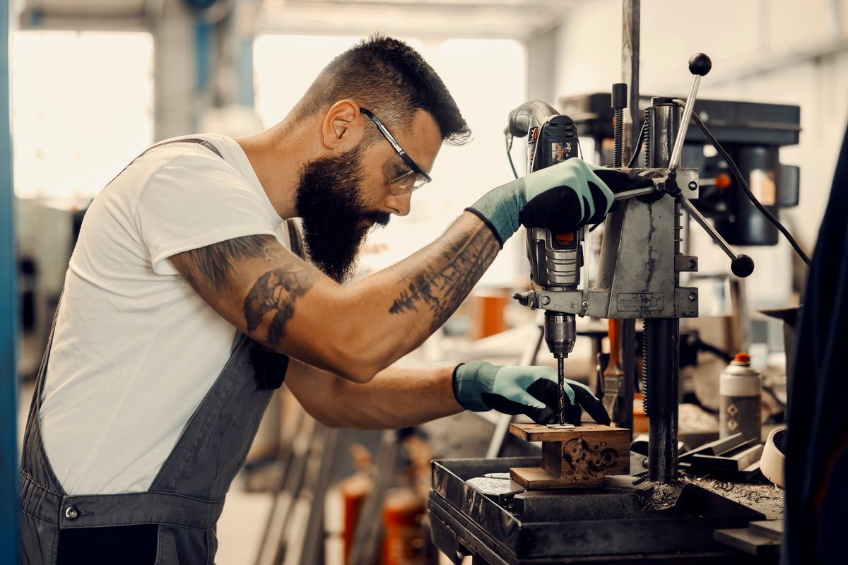 Nizar, internationale werker